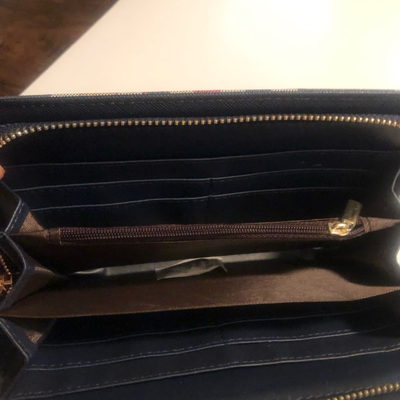 Black and red vegan lead free zippered top wallet - Picture 9 of 10